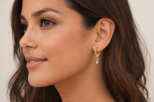 Cargar imagen en el visor de la galería, ARGOLLAS GOTA SMOOTH ENCHAPADAS EN ORO