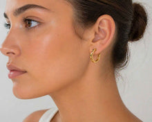Cargar imagen en el visor de la galería, ARGOLLAS COLOR THICK ENCHAPADAS EN ORO 17MM