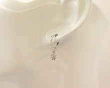 Cargar imagen en el visor de la galería, FLOR DE CIRCONES COLGANTE ENCHAPADO EN ORO BLANCO