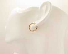 Cargar imagen en el visor de la galería, ARGOLLAS TUBO CLICK ENCHAPADAS EN ORO