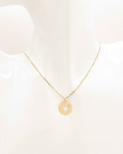 Cargar imagen en el visor de la galería, MEDALLA TRIANGULO ENCHAPADO EN ORO