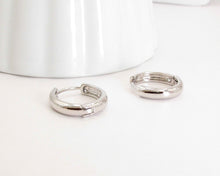 Cargar imagen en el visor de la galería, ARGOLLAS TEXTURIZADAS LISAS ENCHAPADAS EN ORO BLANCO