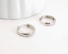 Cargar imagen en el visor de la galería, ARGOLLAS TEXTURIZADAS LISAS ENCHAPADAS EN ORO BLANCO