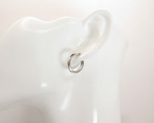 Cargar imagen en el visor de la galería, ARGOLLAS TEXTURIZADAS LISAS ENCHAPADAS EN ORO BLANCO