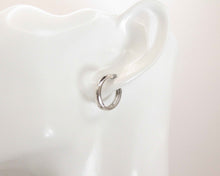 Cargar imagen en el visor de la galería, ARGOLLAS TEXTURIZADAS LISAS ENCHAPADAS EN ORO BLANCO