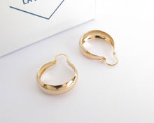 Cargar imagen en el visor de la galería, ARGOLLAS BOTE 21 MM ENCHAPADAS EN ORO