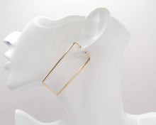 Cargar imagen en el visor de la galería, ARGOLLAS RECTANGULARES ENCHAPADAS EN ORO