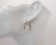 Cargar imagen en el visor de la galería, ARGOLLAS BOTE SLIM ENCHAPADAS EN ORO