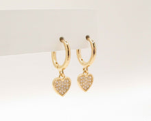 Cargar imagen en el visor de la galería, CORAZÓN DE CIRCONES COLGANTE ENCHAPADO EN ORO