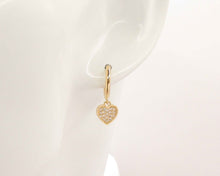 Cargar imagen en el visor de la galería, CORAZÓN DE CIRCONES COLGANTE ENCHAPADO EN ORO