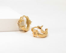 Cargar imagen en el visor de la galería, ARGOLLAS LUNA ESTRELLA REVERSIBLE