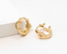 Cargar imagen en el visor de la galería, ARGOLLAS LUNA ESTRELLA REVERSIBLE