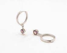 Cargar imagen en el visor de la galería, ARGOLLAS MALIA MORADO ENCHAPADO EN ORO BLANCO 15 MM