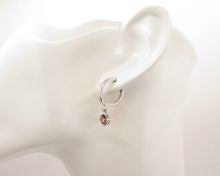 Cargar imagen en el visor de la galería, ARGOLLAS MALIA MORADO ENCHAPADO EN ORO BLANCO 15 MM