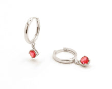 Cargar imagen en el visor de la galería, ARGOLLAS MALIA RUBI ENCHAPADO EN ORO BLANCO 15 MM
