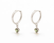 Cargar imagen en el visor de la galería, ARGOLLAS MALIA VERDE ENCHAPADO EN ORO BLANCO 15 MM