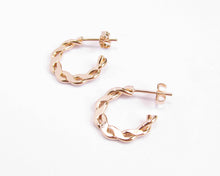 Cargar imagen en el visor de la galería, ARGOLLAS TRENZADAS FLAT ENCHAPADAS EN ORO