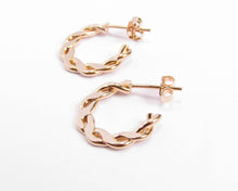 Cargar imagen en el visor de la galería, ARGOLLAS TRENZADAS FLAT ENCHAPADAS EN ORO
