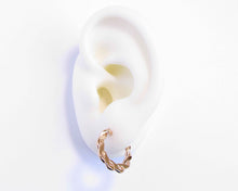 Cargar imagen en el visor de la galería, ARGOLLAS TRENZADAS FLAT ENCHAPADAS EN ORO