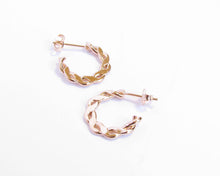 Cargar imagen en el visor de la galería, ARGOLLAS TRENZADAS FLAT ENCHAPADAS EN ORO