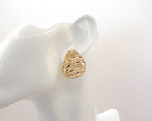 Cargar imagen en el visor de la galería, AROS GOTA IRREGULAR ENCHAPADOS EN ORO