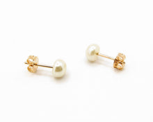 Cargar imagen en el visor de la galería, AROS PERLA BOTÓN 6 MM ENCHAPADOS EN ORO