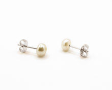 Cargar imagen en el visor de la galería, AROS PERLA BOTÓN 6 MM ENCHAPADOS EN ORO BLANCO