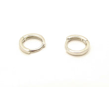 Cargar imagen en el visor de la galería, ARGOLLAS BASIC ENCHAPADAS EN ORO BLANCO 12 MM