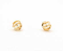 Cargar imagen en el visor de la galería, AROS PERLA ENVUELTA 6.5 MM ENCHAPADOS EN ORO