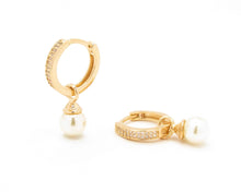 Cargar imagen en el visor de la galería, ARGOLLAS PERLA COLGANTE 16 MM ENCHAPADAS EN ORO