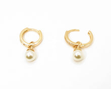 Cargar imagen en el visor de la galería, ARGOLLAS PERLA COLGANTE 16 MM ENCHAPADAS EN ORO