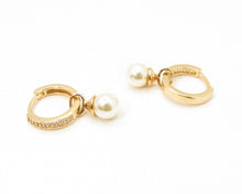 Cargar imagen en el visor de la galería, ARGOLLAS PERLA COLGANTE 16 MM ENCHAPADAS EN ORO
