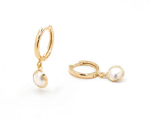 Cargar imagen en el visor de la galería, ARGOLLAS PERTH PERLA ENCHAPADAS EN ORO 18K