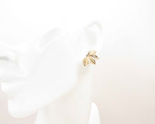 Cargar imagen en el visor de la galería, AROS FLOR GRANDE ENCHAPADO EN ORO