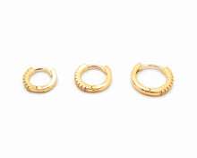 Cargar imagen en el visor de la galería, ARGOLLAS HUGGIE CIRCONES ENCHAPADO EN ORO