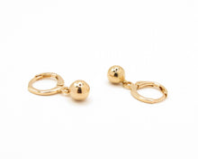 Cargar imagen en el visor de la galería, ARGOLLAS ESFERA COLGANTE ENCHAPADO EN ORO