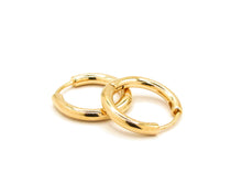 Cargar imagen en el visor de la galería, ARGOLLAS BASICAS ENCHAPADAS EN ORO 17 mm