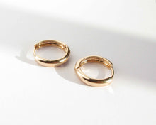 Cargar imagen en el visor de la galería, ARGOLLAS TEXTURIZADAS & LISAS ENCHAPADO EN ORO