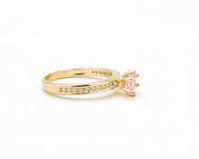 Cargar imagen en el visor de la galería, ANILLO SOLITARIO ROSA ENCHAPADO EN ORO