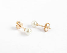 Cargar imagen en el visor de la galería, AROS PERLA 5 MM ENCHAPADOS EN ORO