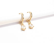 Cargar imagen en el visor de la galería, ARGOLLAS GOTA CIRCON ENCHAPADAS EN ORO
