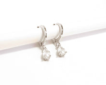 Cargar imagen en el visor de la galería, ARGOLLAS GOTA CIRCON ENCHAPADAS EN ORO BLANCO