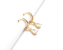 Cargar imagen en el visor de la galería, ARGOLLAS GOTA CIRCON ENCHAPADAS EN ORO