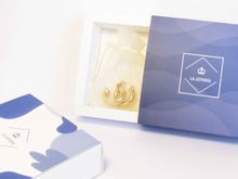 Cargar imagen en el visor de la galería, ABRIDORES FLOR WHITE ENCHAPADO EN ORO