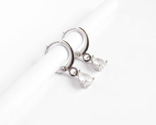 Cargar imagen en el visor de la galería, ARGOLLAS GOTA CIRCON ENCHAPADAS EN ORO BLANCO