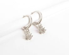 Cargar imagen en el visor de la galería, FLOR DE CIRCONES COLGANTE ENCHAPADO EN ORO BLANCO