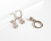 Cargar imagen en el visor de la galería, FLOR DE CIRCONES COLGANTE ENCHAPADO EN ORO BLANCO