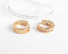 Cargar imagen en el visor de la galería, ARGOLLAS KARA 14MM  ENCHAPADAS EN ORO