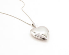 Cargar imagen en el visor de la galería, COLLAR RELICARIO CORAZON ENCHAPADO EN ORO BLANCO
