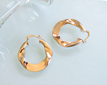Cargar imagen en el visor de la galería, ARGOLLAS GRIEGA ENCHAPADAS EN ORO - STOCK LIMITADO